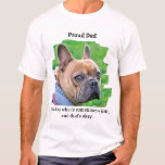 Proud Dog Vater Funny Personalisiert Pet Foto T-Shirt<br><div class="desc">Ok, unsere Hunde sind wie unsere Kinder, wir Lieben sie in Stücke, aber manchmal können sie ein bisschen unartig sein. Wie stolz du auf ihn bist, kannst du jederzeit zeigen! "Stolzer Vater ... .Von einem Hund, der manchmal ein Witz ist, und das ist okay ." Personalisieren Sie sich mit dem...</div>