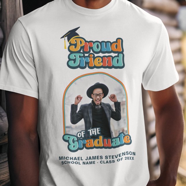 Proud Friend der Graduate Foto Groovy Retro T-Shirt (Von Creator hochgeladen)