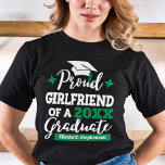 Proud Girlfriend of 2023 graduate family Matching T-Shirt<br><div class="desc">Feiern Sie den Abschluss Ihres Freundes oder Freundes mit diesem modernen T - Shirt mit einem "Proud GIRLFRIEND of a 2023 Graduate" Typografie in weiß und grün Schriftart mit einem Gradcap mit grüner Tassel; personalisieren Sie diesen T - Shirt einfach mit dem Jahr des Abschlusses und dem Namen des Absolventen,...</div>