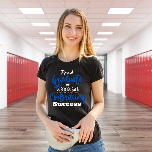 Proud Graduate of 2024 Motivierend T - Shirt (Von Creator hochgeladen)
