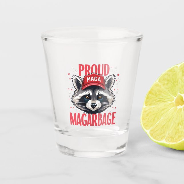 Proud MAGA Garbage für Trump-Unterstützer Wahlen Schnapsglas (Vorderseite)