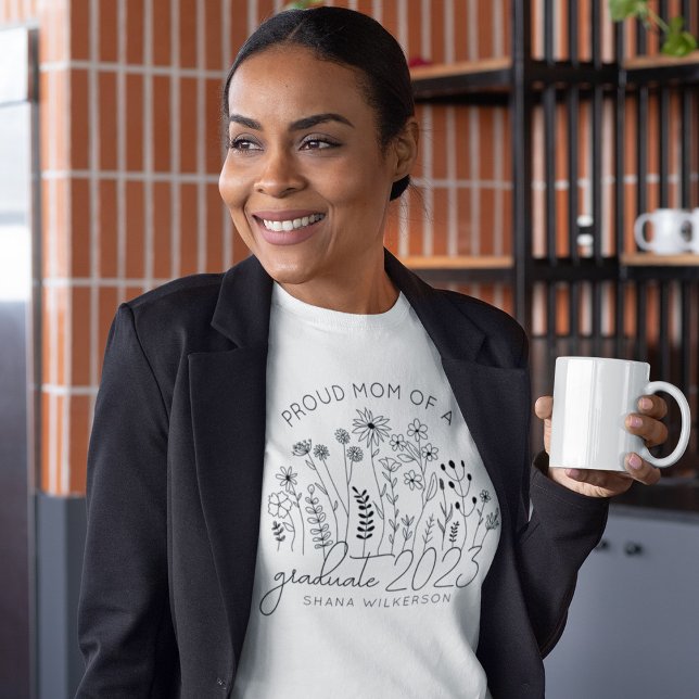 Proud Mama Graduate Blooming Wildblume Moderne T-Shirt (Von Creator hochgeladen)