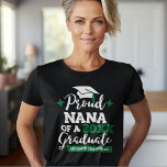 Proud Nana von 2023 Absolvent grüne Tassel T-Shirt<br><div class="desc">Feiern Sie den Abschluss Ihres Enkels oder Großaukers mit diesem modernen T - Shirt mit einem "Proud NANA of a 2023 Graduate" Typografie in weiß und grün Schriftart mit einem schwarzen Graduierdeckel mit grüner Tassel; personalisieren Sie diesen T - Shirt einfach mit dem Jahr des Abschlusses und dem Namen des...</div>