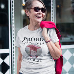 Proud Oma des Absolventen | FOTO T - SHIRT<br><div class="desc">Moderne stolze Oma der Graduiertenhemden, mit einem Foto und Vorlagentext, der lautet: "PROUD GRANDMA OF THE GRADUATE, DEREN NAME, KINDERGARTEN/SCHOOL/UNI UND KLASSE OF". Sie sind leicht editiert und können angepasst werden, um zu sagen, Mama, Papa, Tante, Onkel, Großvater, Schwester, Bruder und mehr alle Schriftart Stile, Größen und Farben können leicht...</div>