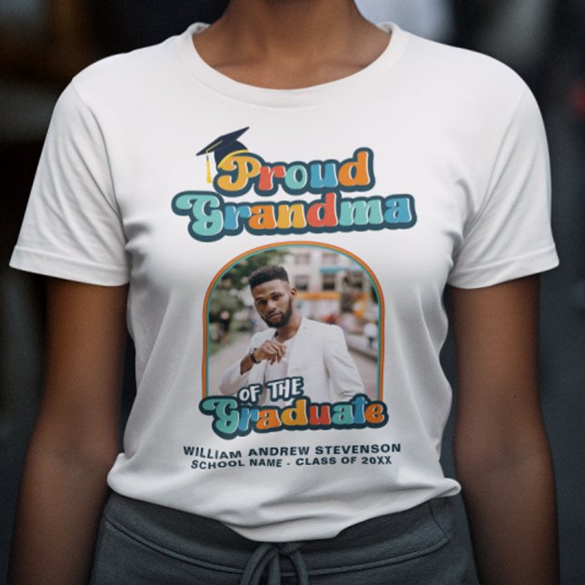 Proud Oma des Graduierten Foto Groovy Retro T-Shirt (Von Creator hochgeladen)