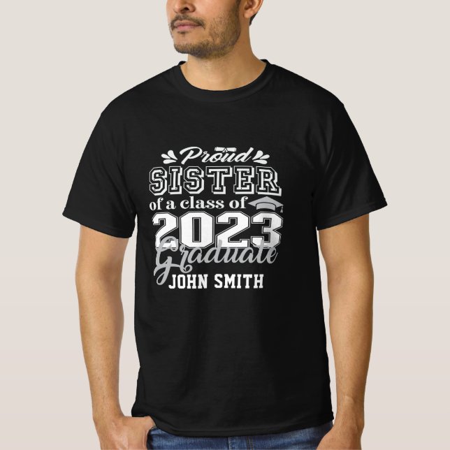Proud SISTER einer Klasse von 2023 Graduate Modern T-Shirt (Vorderseite)