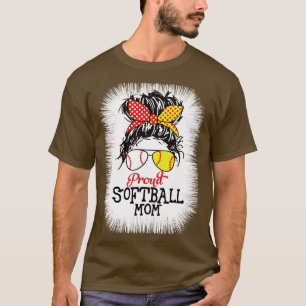 Proud Softball Mom unordentliche Haar-Outfit für M T-Shirt