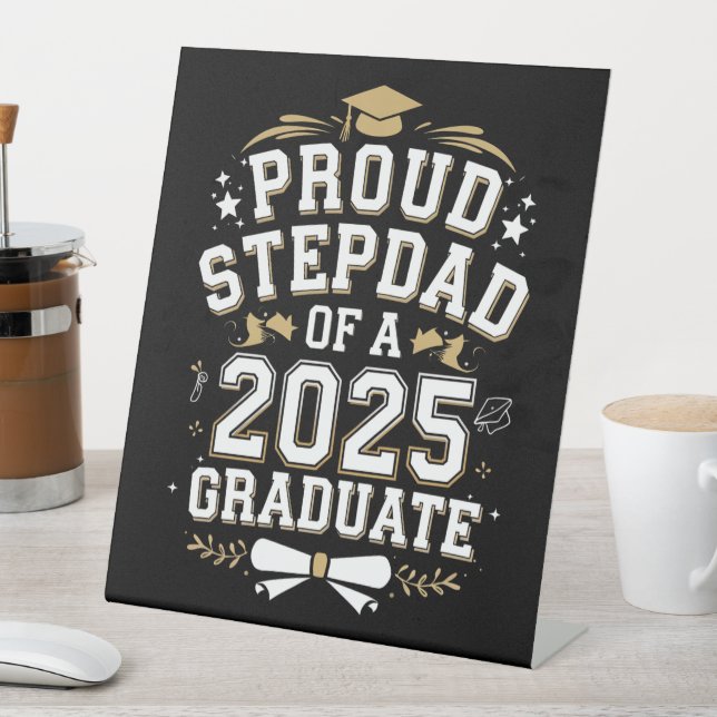 Proud Step Vater eines 2025 Graduate Abschluss Sockelschild (In Situ)