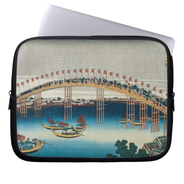 Prozession über einer Brücke (Farbewoodblock Laptopschutzhülle (Vorderseite)