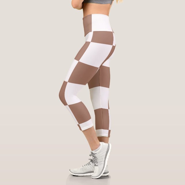 Prüfmuster in Weiß und Mocha Mousse Capri Leggings (Links)