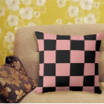 Prüfplatinenmuster Retro Rosa und Schwarz Kissen<br><div class="desc">Magst du Kissen mit einem Schachbrett? Dieses Kissen hat ein Karo aus rosa und schwarzen Quadraten.</div>