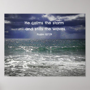 Psalm 107:29 Er beruhigt den Sturm und stillt die. Poster