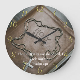 Psalm 23:1 Heilige Bibel mit Silberkreuz darauf Große Wanduhr
