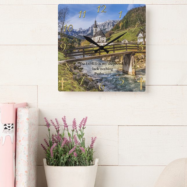 Psalm 23:1 Kirche in der Nähe des Berges mit Fluss Quadratische Wanduhr (Von Creator hochgeladen)