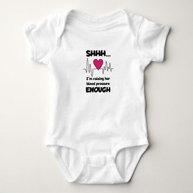 „Pssst… ich erhöhe gerade ihren Blutdruck genug“ B Baby Strampler (Vorderseite)