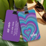 Psychedelic Hearts Calligrafy Script Name Lila Gepäckanhänger<br><div class="desc">Ein trendiges Herzmuster mit verrückten lila und blauen Farben. Das moderne Drehbuch mit swashes fügt diesem Retro-Design eine moderne Touch hinzu. Fügen Sie Ihren Namen hinzu oder löschen Sie den Text für ein lustiges weibliches Cover.</div>