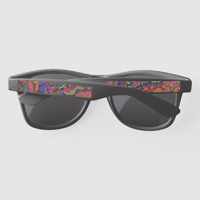 Psychedelische Blasen schlüpfen an Schuhen (Rückseite)