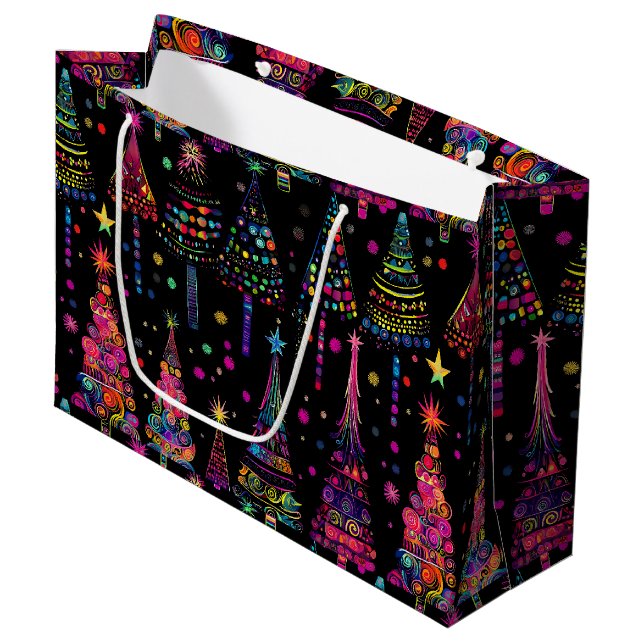 Psychedelische Weihnachtsbaumen auf schwarz Große Geschenktüte (Vorderseite Schrägansicht)