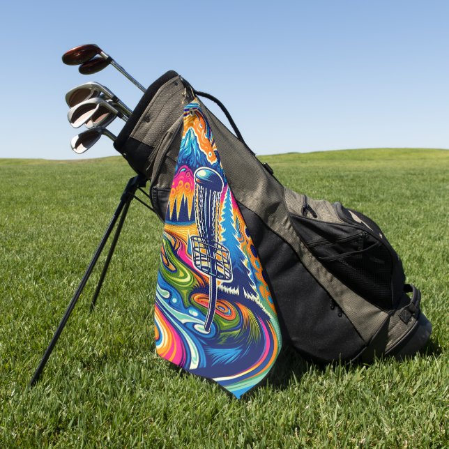 Psychedelischer Golfplatz in den Bergen Golfhandtuch (Gras)