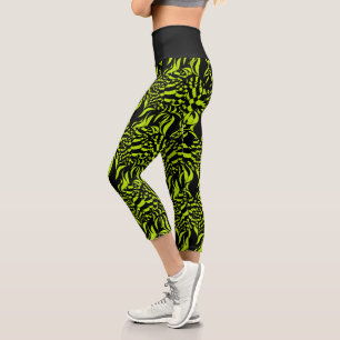 Psychedelisches Limettengrün und schwarzes Muster Capri Leggings