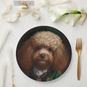 Pudel-Hund in St. Patrick's Day-Kleid Pappteller