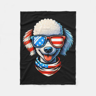 Pudel-Hund trägt Usa-Flagge-Sonnenbrille Patriotis Fleecedecke