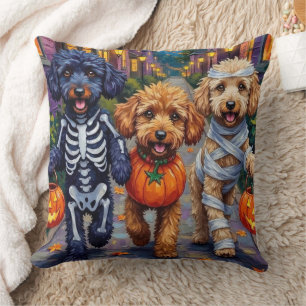 Pudel-Hunde beim Trick-or-Treat an Halloween-Kostü Kissen