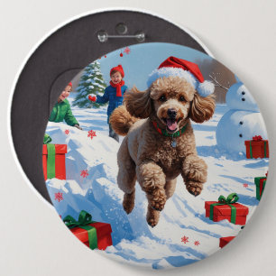 Pudel läuft im Schnee mit Weihnachtsmütze Button