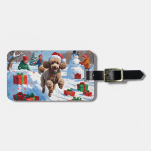 Pudel läuft im Schnee mit Weihnachtsmütze Gepäckanhänger