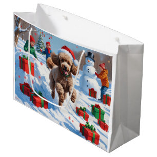 Pudel läuft im Schnee mit Weihnachtsmütze Große Geschenktüte