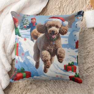 Pudel läuft im Schnee mit Weihnachtsmütze Kissen