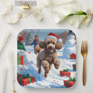 Pudel läuft im Schnee mit Weihnachtsmütze Pappteller