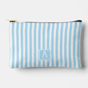 Puderblaue Cabana-Streifen mit monogrammierten Ini Zubehörtasche