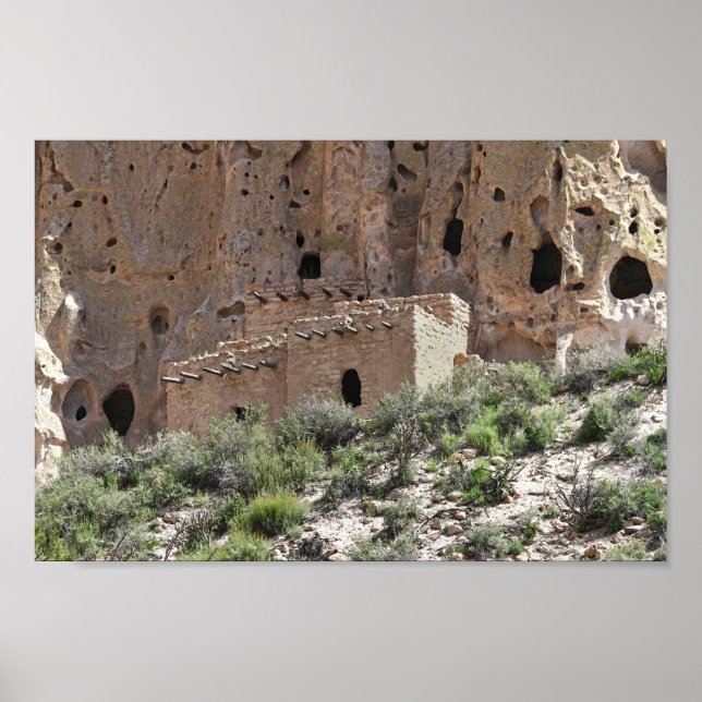 Pueblo Ruinen in Bandelier National Monument, N.M. Poster (Vorne)