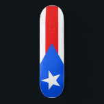 Puerto-Rico-Flagge (Puerto Rico) Skateboard<br><div class="desc">Dieses Design zeigt die Flagge von Puerto Rico, die die Karibikinsel und ihre Menschen repräsentiert und symbolisiert. Die Gemeinde Puerto Rico ("Estado Libre Asociado de Puerto Rico") ist ein Gebiet, in dem die USA noch nicht eingeschlossen sind. Puerto Rico wurde ursprünglich von den Einheimischen Taíno bewohnt und nach der Ankunft...</div>