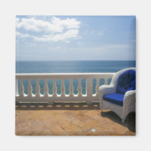 Puerto Rico. Korbsessel und geflieste Terrasse an Magnet
