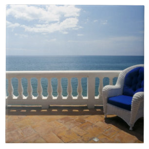 Puerto Rico. Korbsessel und geflieste Terrasse bei Fliese