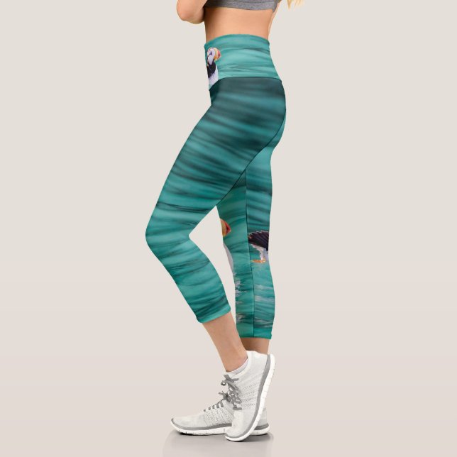 Puffin in der Auferstehungsbucht, Alaska Capri Leggings (Links)