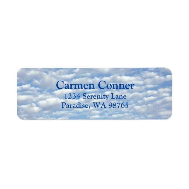 Puffy Wolken auf dem schönen blauen Himmel (Vorne)