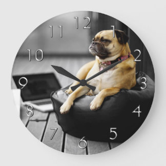 Pug at Rest Große Wanduhr
