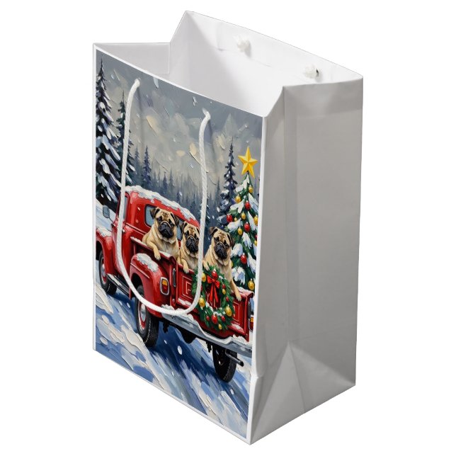 Pug Christmas Red Truck Holiday Mittlere Geschenktüte (Vorderseite Schrägansicht)