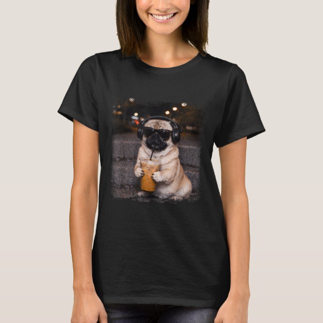 Pug drinking iced coffee lover humor funny dog mem T-Shirt (Vorderseite)