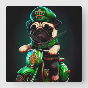 Pug-Hund fährt Fahrrad am St. Patrick's Day Quadratische Wanduhr