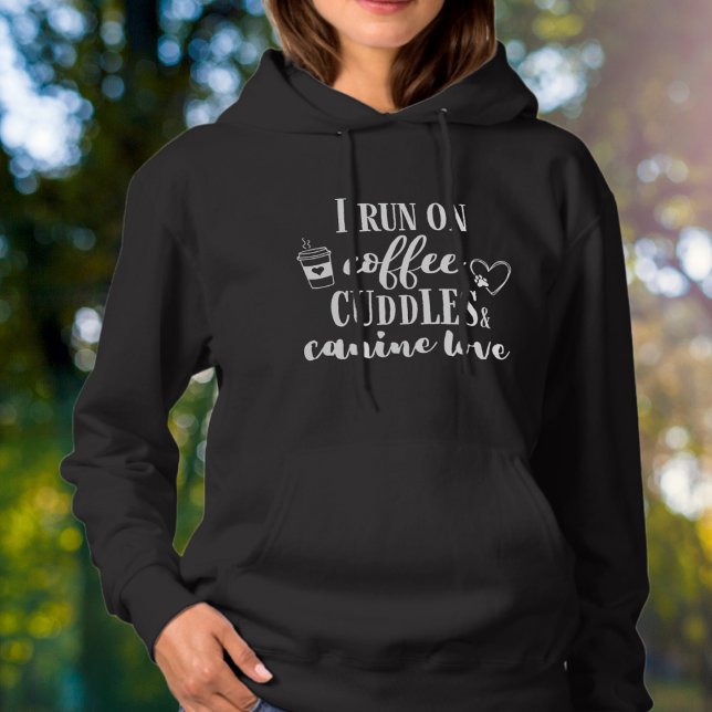 Pull À Capuche Je fonctionne au café câlins amour canin blanc (Créateur téléchargé)