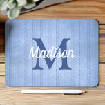 Pulver Blaue Vintage Pinstripe Retro Monogramm Mousepad<br><div class="desc">Dieses Design zeichnet sich durch ein Vintages pinstripe Muster in pastellblau pulverblau mit dunkelblauen gestrichelten Streifen aus. Personalisieren Sie es mit Ihrem Monogramm Initial in blau und Ihrem Namen in weißen Retro-Skript.</div>