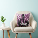 Pum Custom Chandelier Monogram mit Hochzeitdatum Kissen<br><div class="desc">Plum Personalisierte Vintage Kronleuchter Damask Monogram Wedding Date Anniversary Pillow - Wie romantisch Ihr Monogramm und Ihr Hochzeitstag auf einem Kissen mit dem Wort Forever für Ihr romantisches Elternschlafzimmer zu haben</div>