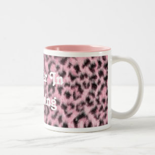 Puma en formant la tasse rose de motif de léopard