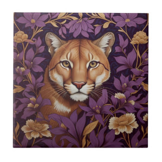 Puma-Gesicht zwischen tiefviolettem Laub und Blume Fliese