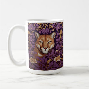 Puma-Gesicht zwischen tiefviolettem Laub und Blume Kaffeetasse