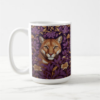 Puma-Gesicht zwischen tiefviolettem Laub und Blume Kaffeetasse